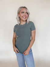 Load image into Gallery viewer, Ribbed Basic Tee in Green
